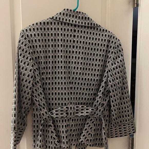 Stylish belted blazer for sale! Versatile for both work and casual wear. - Picture 5 of 7